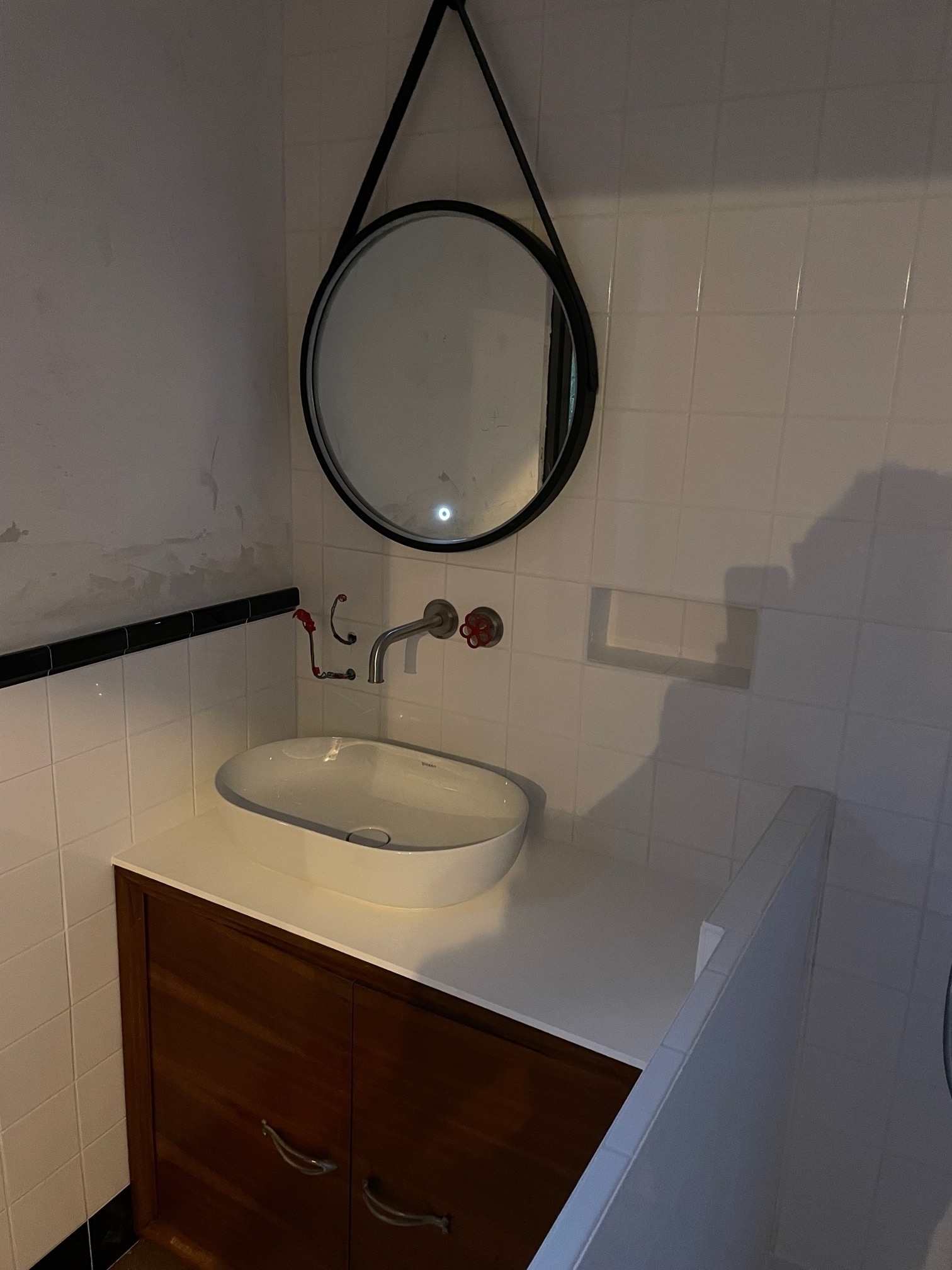 Ensemble vasque a poser sur ancien meuble avec miroir