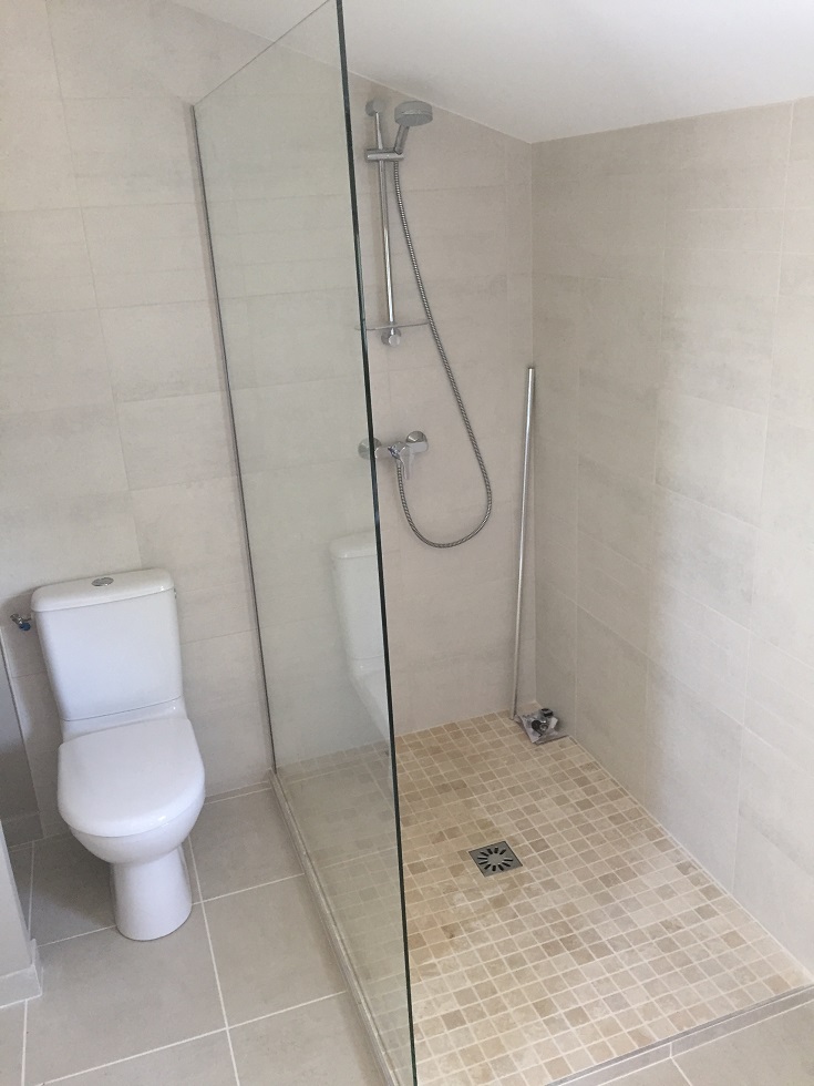 Espace douche avec toilette.