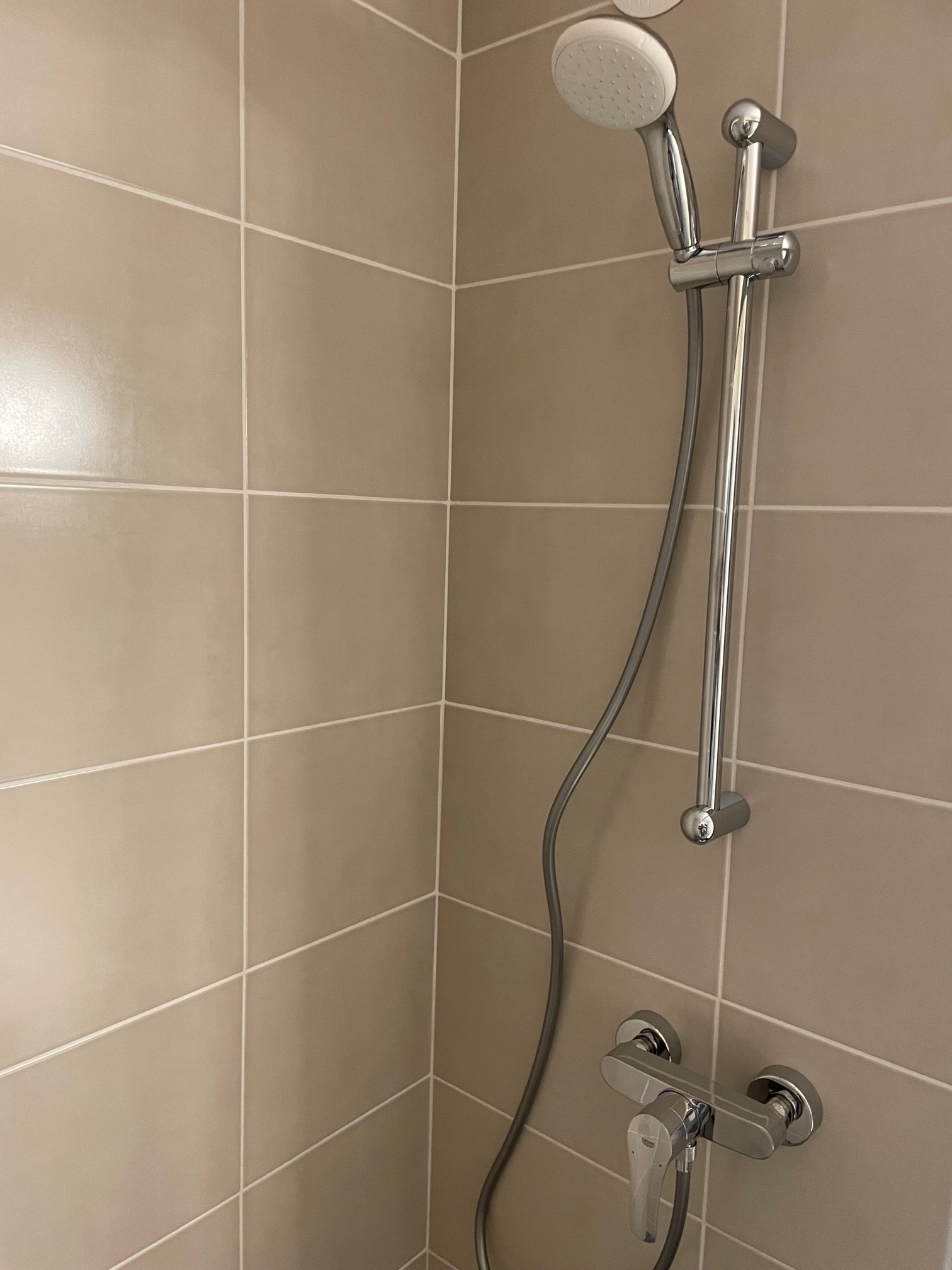 Ensemble mitigeur de douche barre de douche avec douchette a main