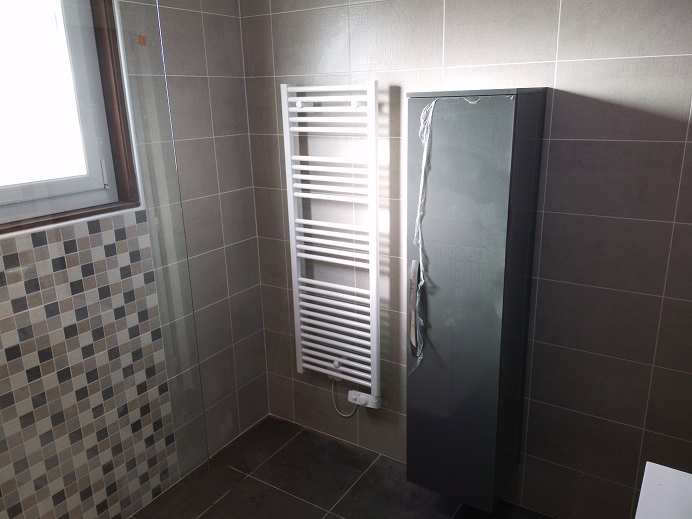 Sèche-serviettes électrique avec meuble colonne.